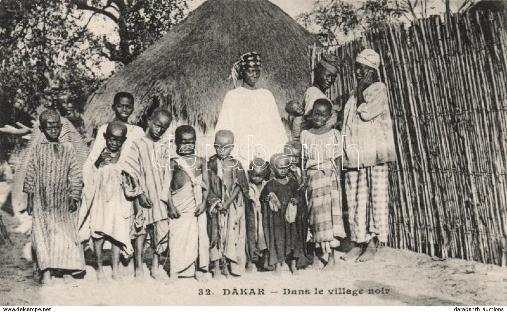 ** T2 Dakar, Dans Le Village Noir / Indigenous Village, Children, Folklore - Non Classés