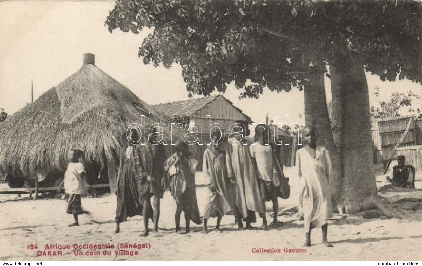 ** T2 Dakar, Un Coin Du Village / Indigenous Village, Children, Folklore - Non Classés