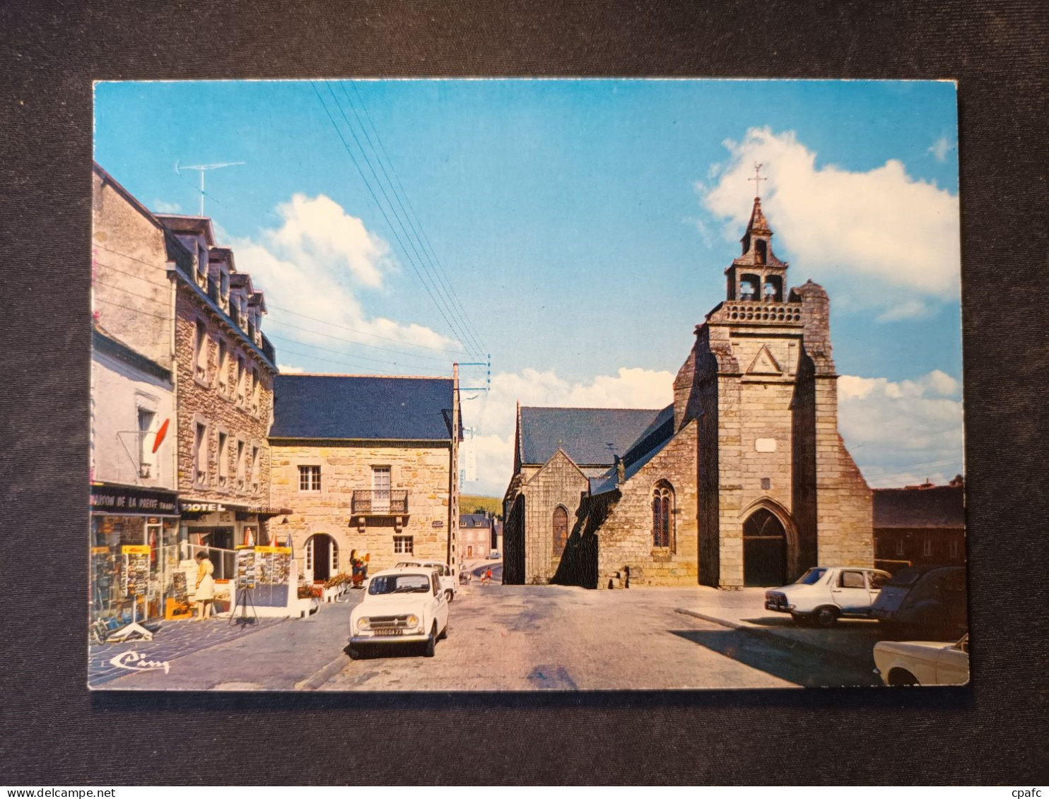 Saint-Nicolas-du-Pélem - La Place Du Creisker (automobile Renault 4L) / Edition Moderne Combier - Saint-Nicolas-du-Pélem