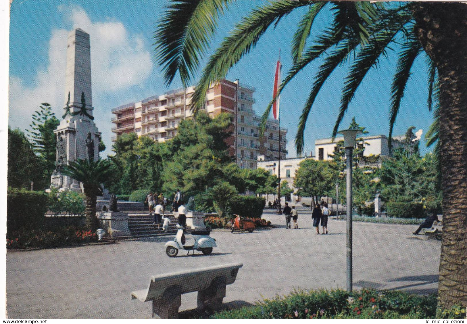 Cartolina Bisceglie - Villa Comunale Con Monumento Ai Caduti - Bisceglie