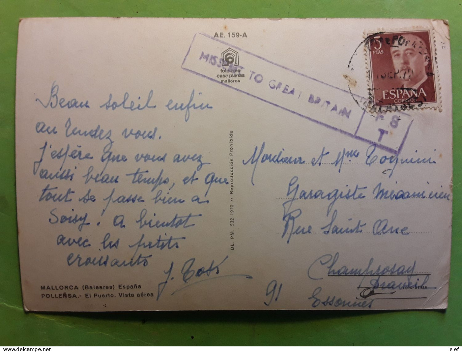 Griffe Purple Postal Linear Stamp MISSENT TO GREAT BRITAIN F8 T,on MALLORCA Pollensa El Puerto Vista Aerea Postcard 1972 - Variétés, Erreurs & Curiosités