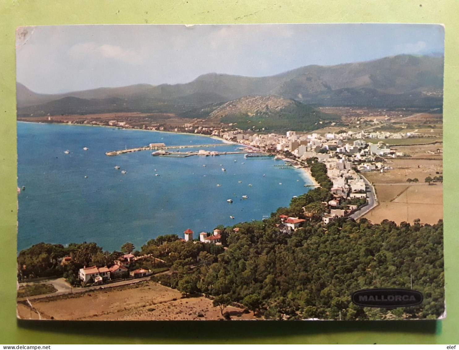 Griffe Purple Postal Linear Stamp MISSENT TO GREAT BRITAIN F8 T,on MALLORCA Pollensa El Puerto Vista Aerea Postcard 1972 - Errors, Freaks & Oddities (EFOs