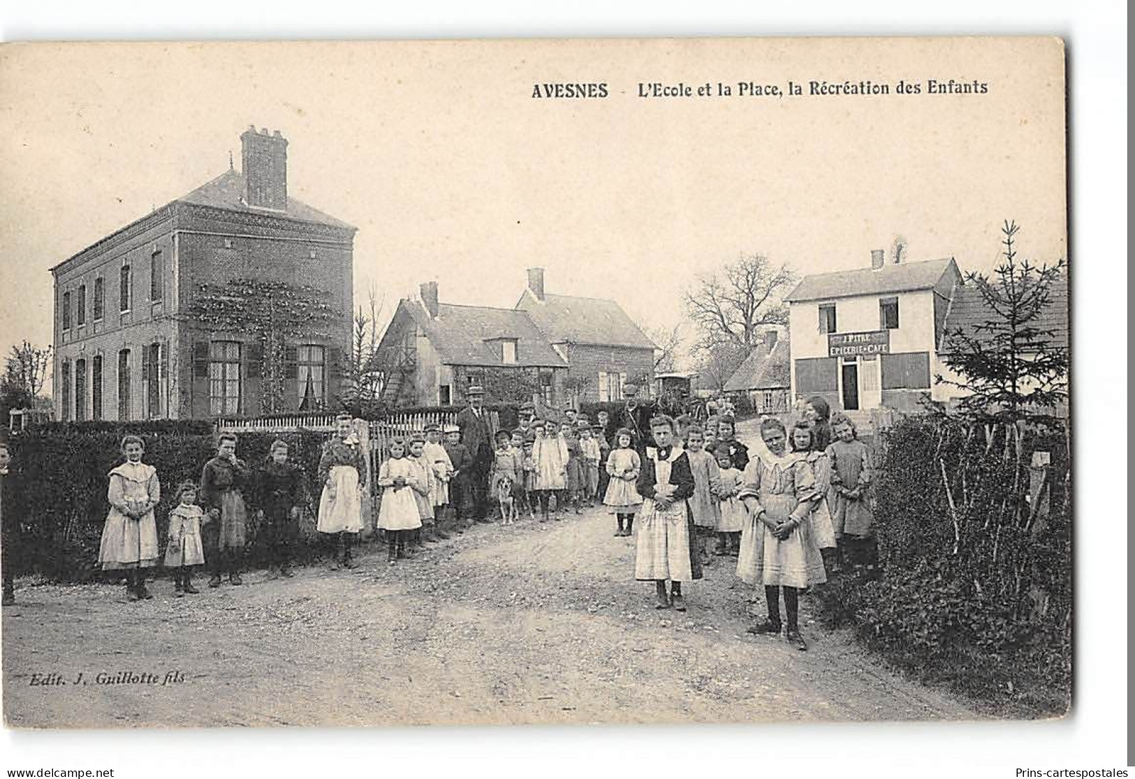 CPA 59 Avesnes L'Ecole Et La Place La Recreation Des Enfants - Avesnes Sur Helpe