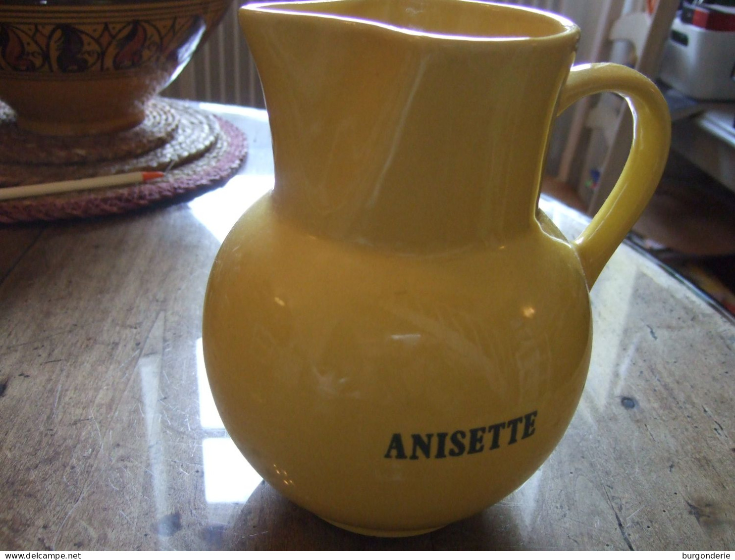 BEAU PICHET ANISETTE JAUNE EN TRES BON ETAT - Jugs