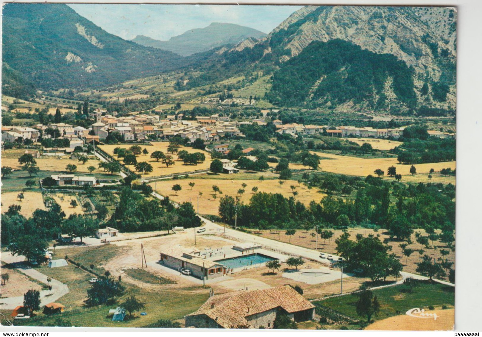 LUC EN DIOIS  VUE AERIENNE LA PISCINE ET LE CAMPING MUNICIPAL AU FOND LA VILLE - Luc-en-Diois