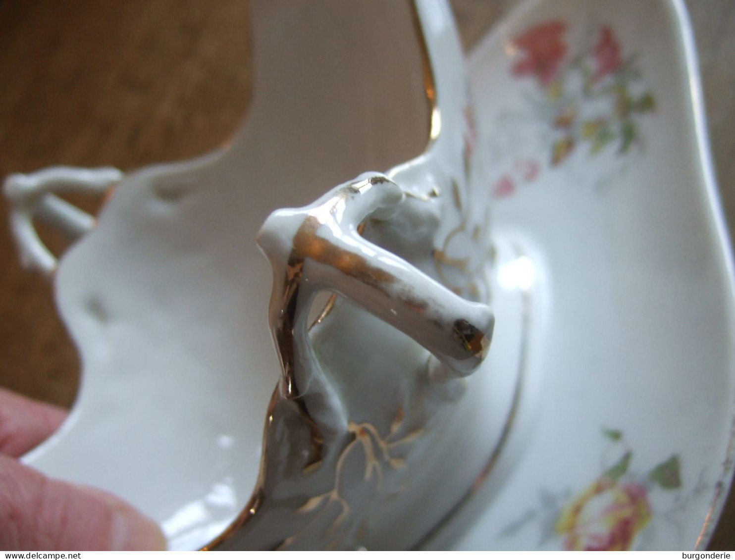 Belle saucière en porcelaine avec anses à trois branches