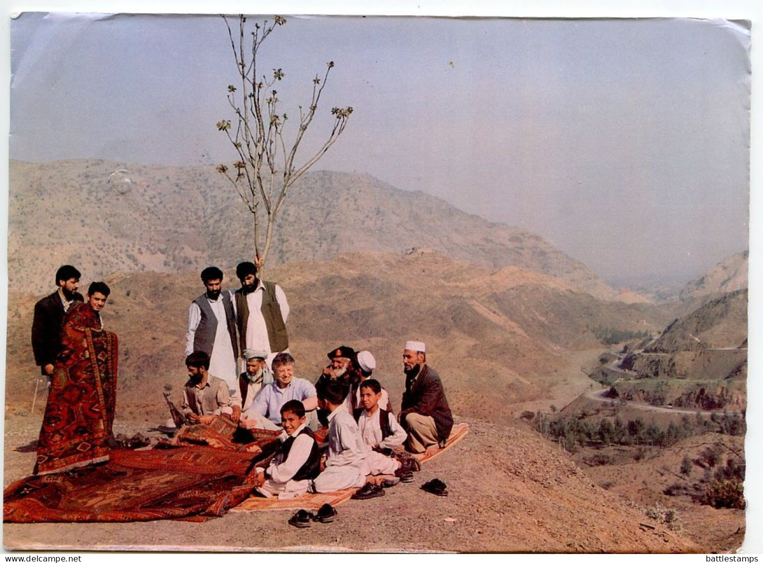 Pakistan 2000 Postcard Khyber Pass - Rug Dealers; Peshawar Postmark; 7r. Armed Forces & 2r. Children Stamps - Pakistán