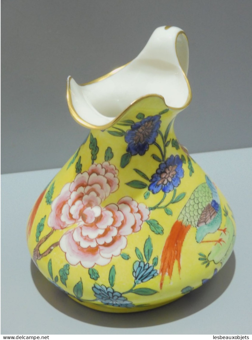 -JOLI ANCIEN VASE PORCELAINE FRANCE à décor Style ASIATIQUE sur fond jaune   E