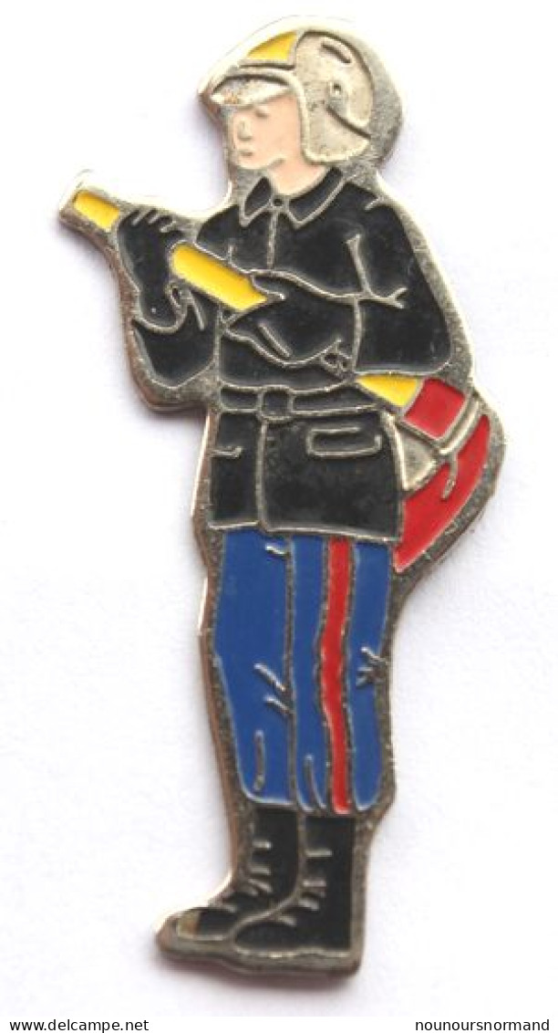 Pin's SAPEUR POMPIER En Uniforme Moderne Et Lance D'incendie - N054 - Pompiers