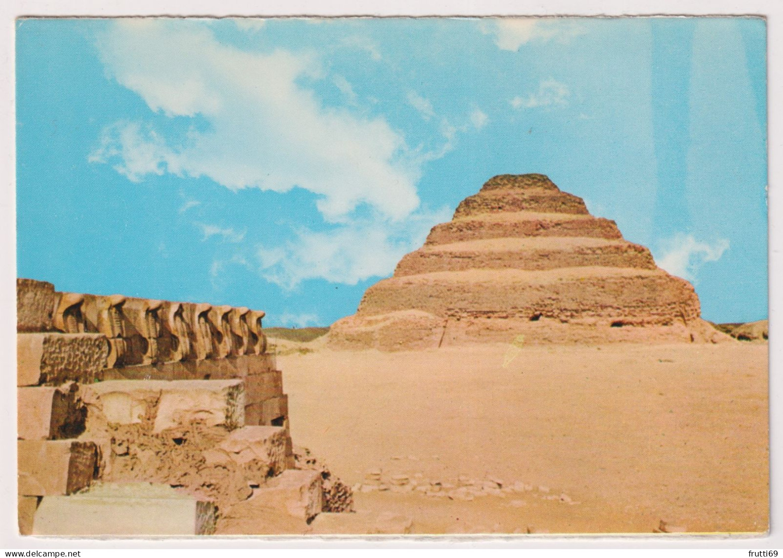 AK 198221 EGYPT - Sakkara - The Step Pyramid Of King Zoser And The Uraeus Wall - Pyramids