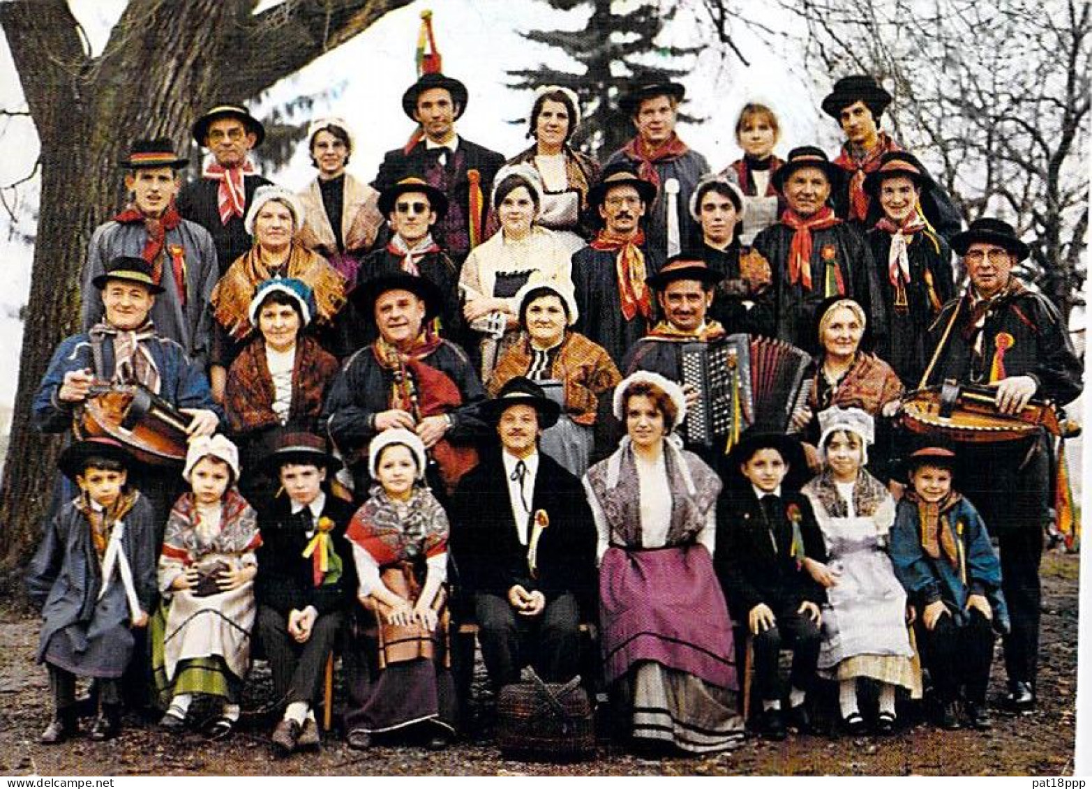 FOLKLORE Traditions - Lot de 10 CPSM-CPM Grand Format FRANCE (Groupes Folkloriques, Personnages, Costumes en bon plan)