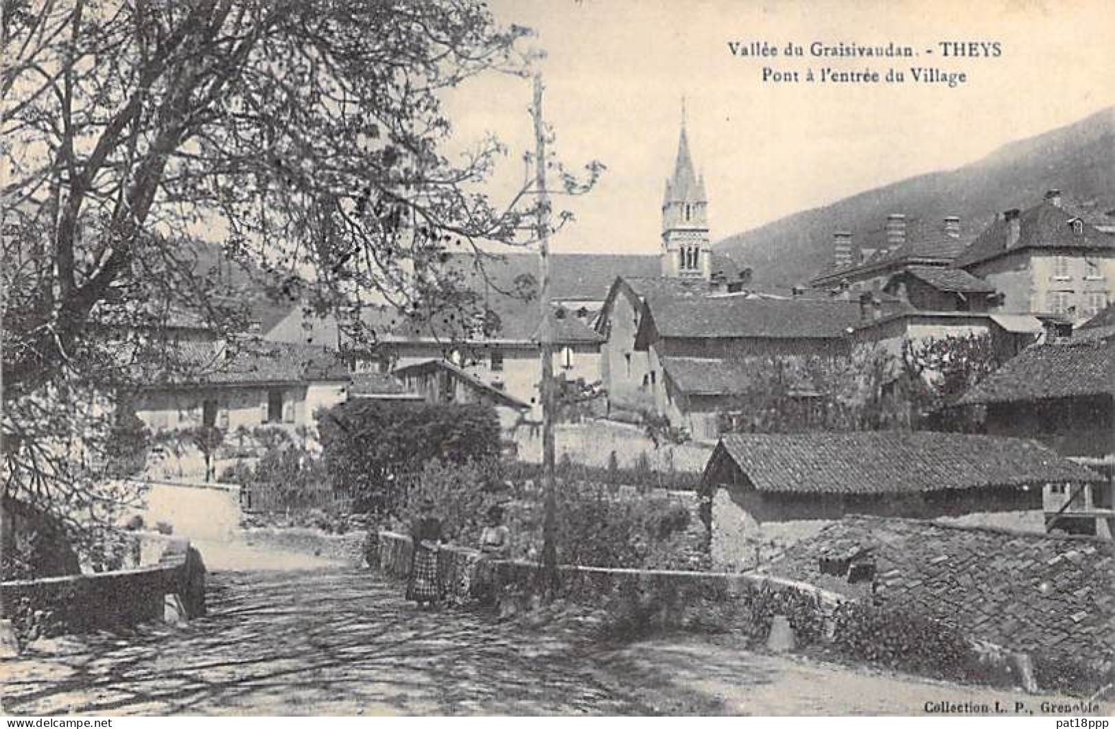 38 - THEYS - CPA Village (2.000 H) - Pont à L'entrée Du Village ( Vallée Du Graisivaudan ) - Isère - Theys