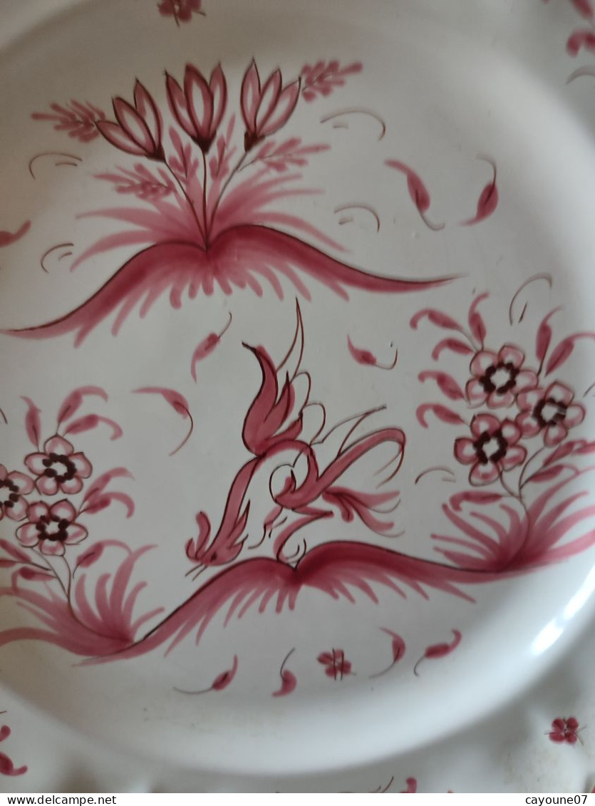 Moustiers lot de deux assiettes en faïence au décor d'oiseau grotesque chinois et fleurs