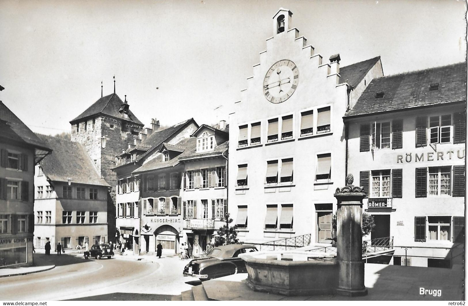 BRUGG ► Rathaus Mit Restaurants Römerturm, Oldtimer Und Passanten, Fotokarte Ca.1950 - Brugg