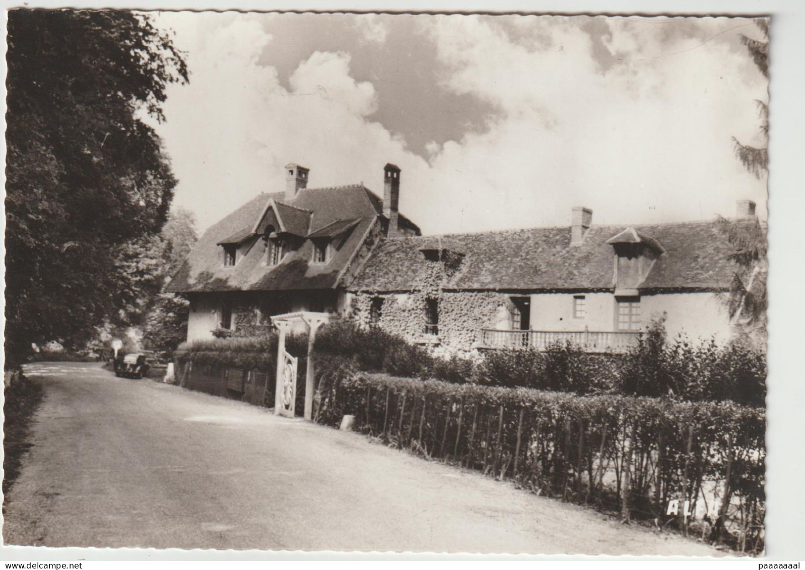 FOURGES  L ENTREE DE L AUBERGE DU MOULIN - Fourges