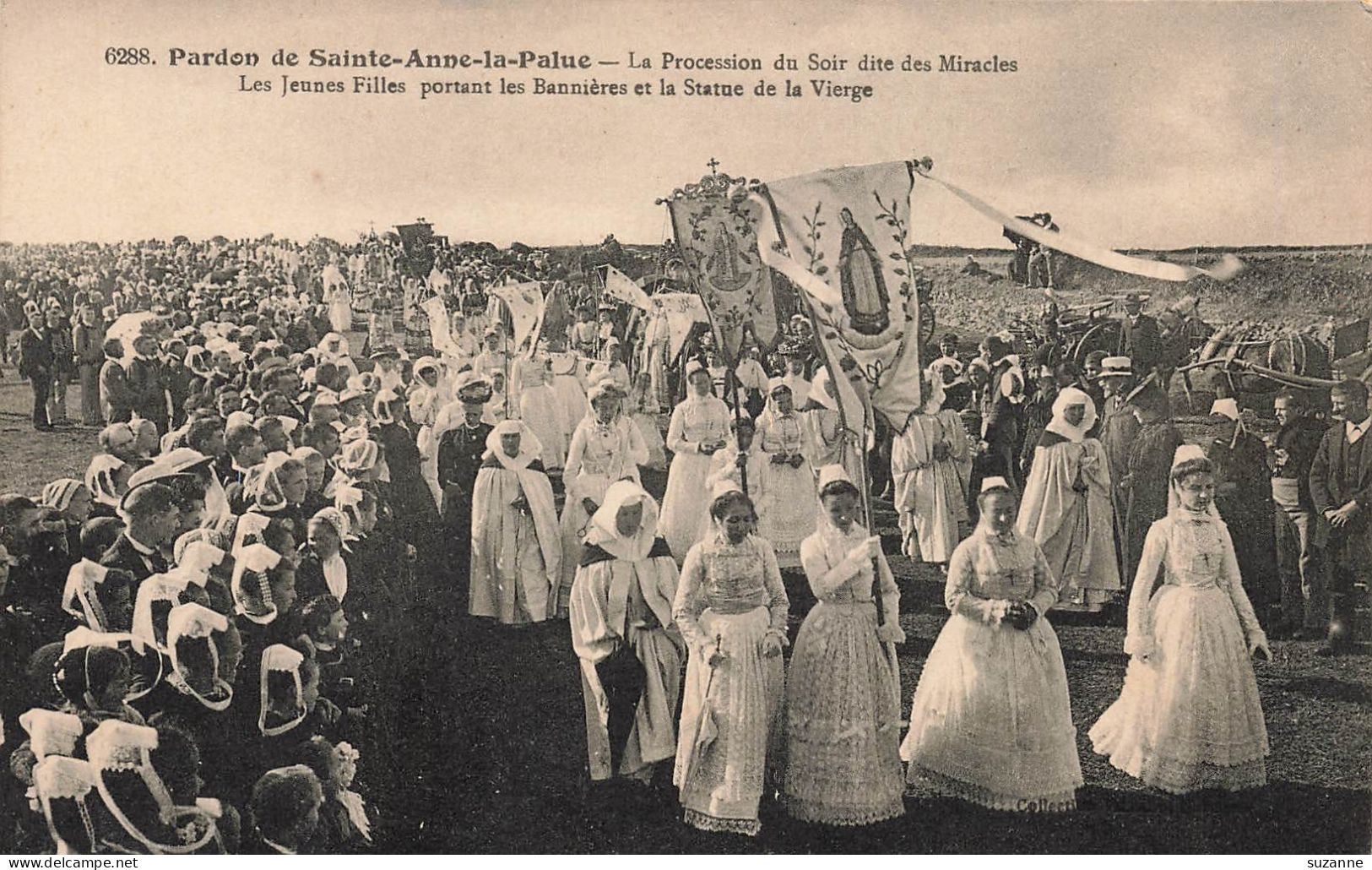 PLONEVE PORZAY - PARDON De SAINTE-ANNE La PALUE - PROCESSION Du SOIR Dite Des MIRACLES - JEUNES FILLES BANNIERES - Plonévez-Porzay