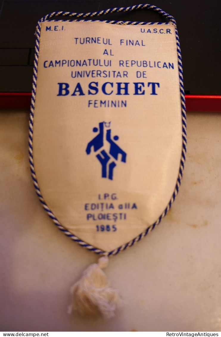 M.E.I. U.A.S.C.R. TURNEU FINAL AL CAMPIONATULUI REPUBLICAN UNIVERSITAR DE BASCHET FEMININ PLOIESTI 1985 FANION STEAG - Kleding, Souvenirs & Andere