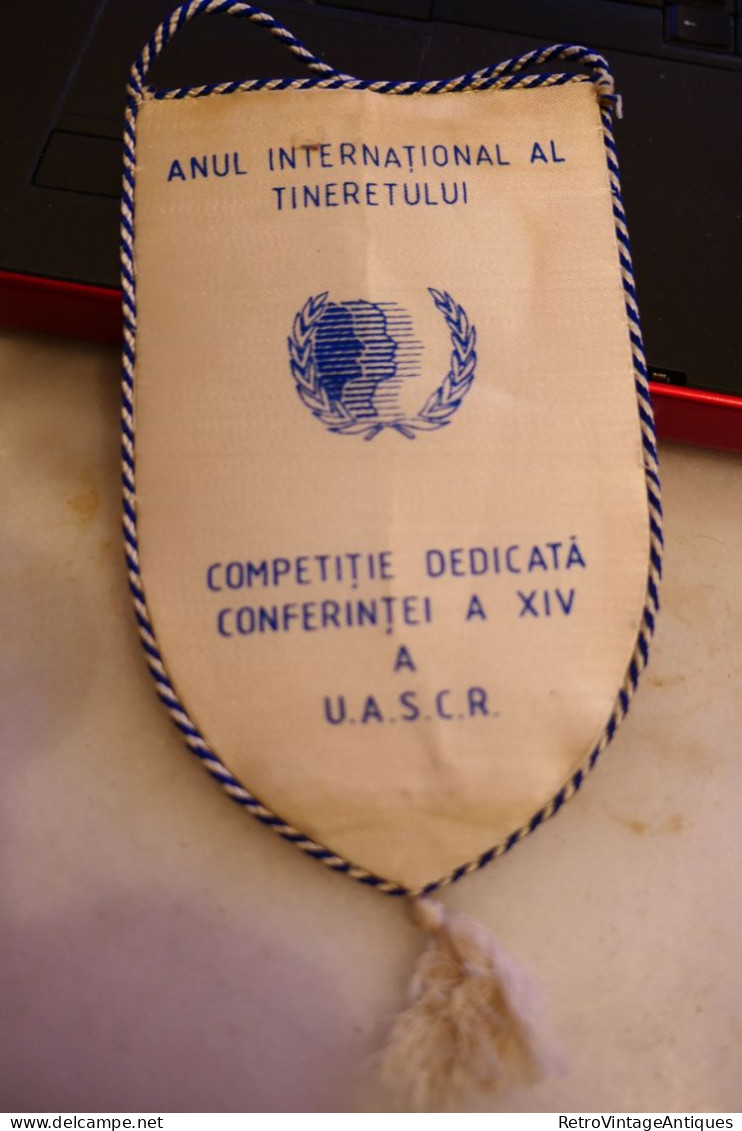 M.E.I. U.A.S.C.R. TURNEU FINAL AL CAMPIONATULUI REPUBLICAN UNIVERSITAR DE BASCHET FEMININ PLOIESTI 1985 FANION STEAG - Habillement, Souvenirs & Autres