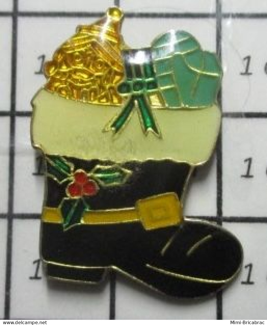 615B Pin's Pins / Beau Et Rare / NOEL / BOTTE ROUGE PLEINE DE CADEAUX - Kerstmis