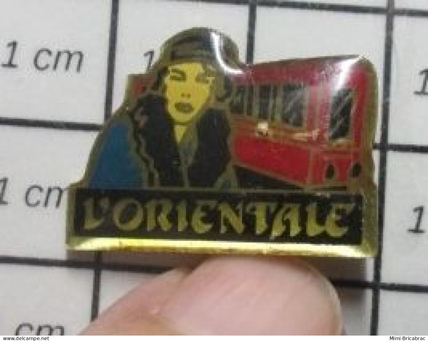 322 Pin's Pins / Beau Et Rare / PARFUMS / L'ORIENTALE FEMME ET WAGON DE TRAIN - Parfum