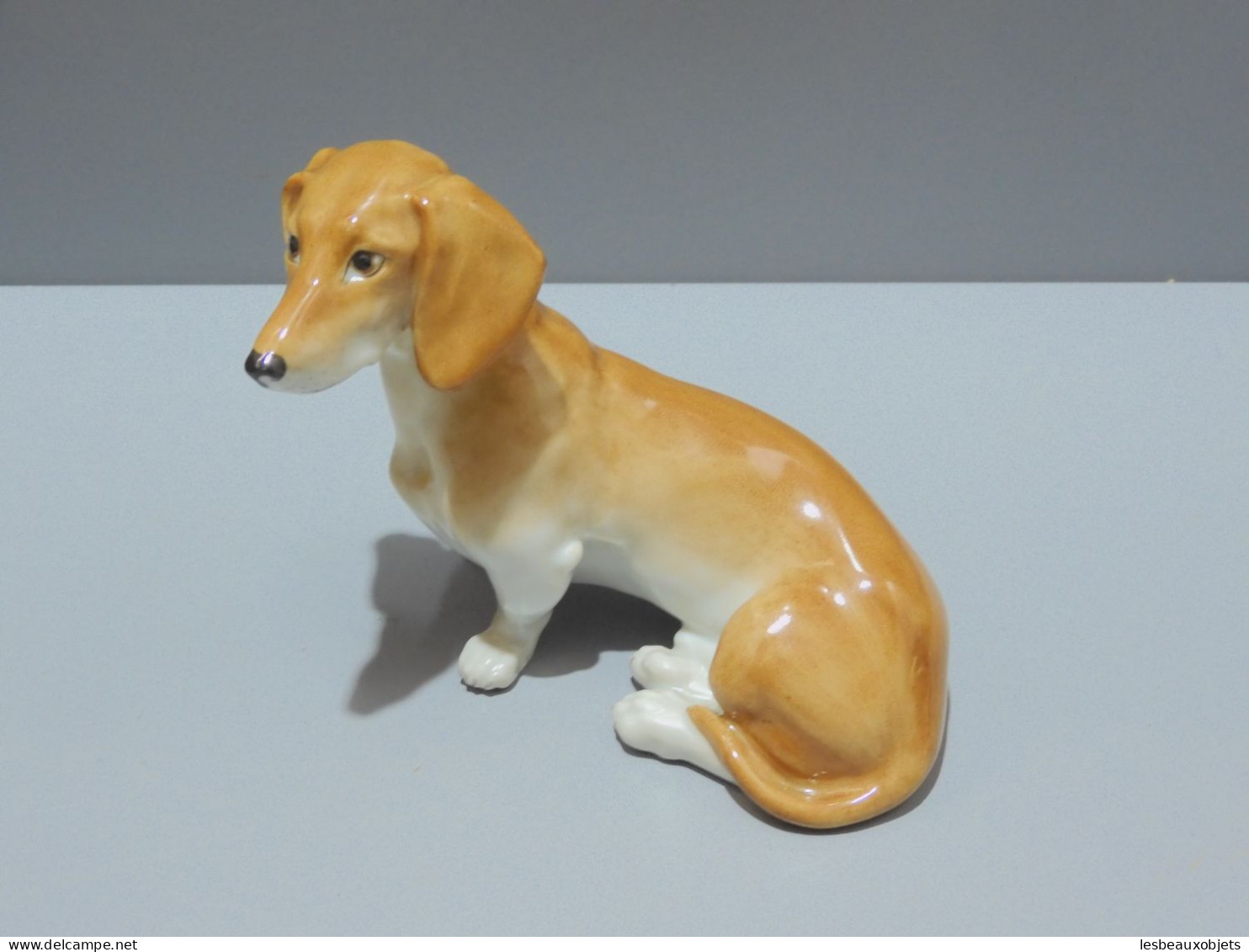 -ANCIENNE STATUETTE CHIEN TECKEL en PORCELAINE AUSTRIA WIEN COLLECTION VITRINE   E