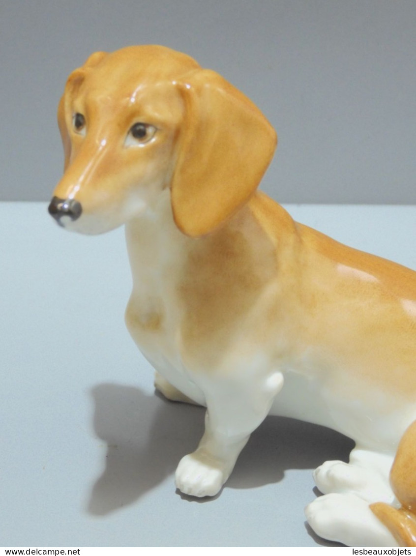 -ANCIENNE STATUETTE CHIEN TECKEL en PORCELAINE AUSTRIA WIEN COLLECTION VITRINE   E