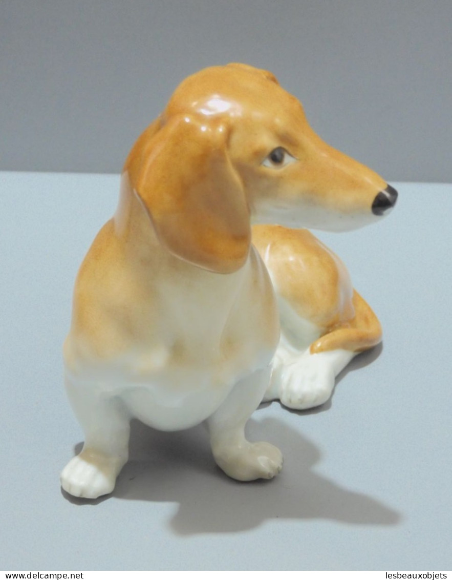 -ANCIENNE STATUETTE CHIEN TECKEL en PORCELAINE AUSTRIA WIEN COLLECTION VITRINE   E