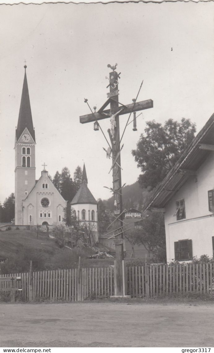 E3070) HOLZGAU Im LECHTAL - Sehr Schöne S/W FOTO AK - KREUZ Mit Holzzaun Haus U. Kirche Im Hintergrund ALT! - Lechtal