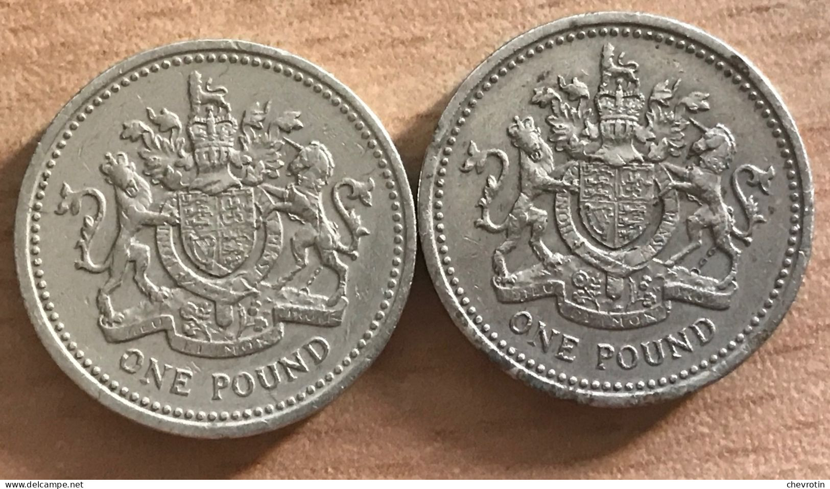 Grande Bretagne : 1983 1 Pound Elizabeth II. DECUS ET TUTAMEN Sur Tranche Une à L'endroit L'autre à L'envers. RARE - Verzamelingen