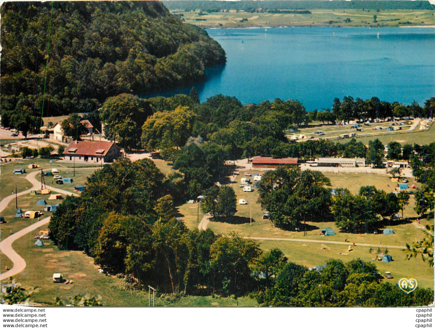 CPM La Franche Comte Pittoresque Environs De Lons Les Saunier (Jura) Le Lac Et Le Domaine De Chalain - Franche-Comté