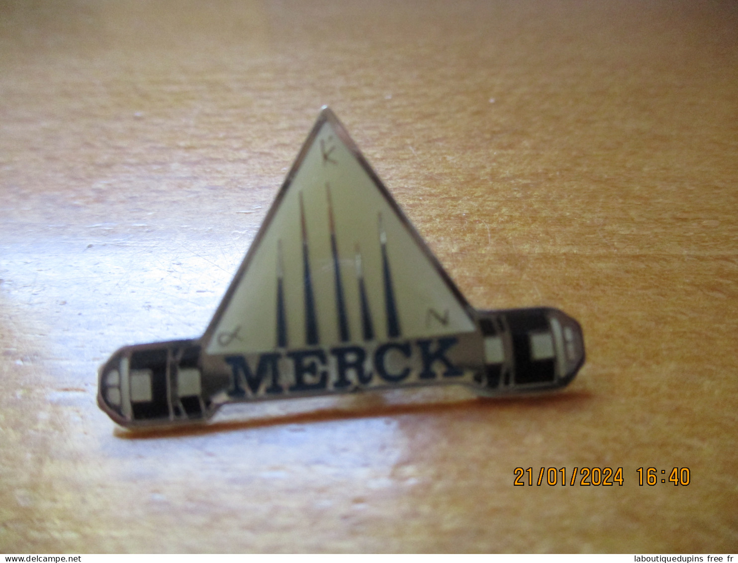 Pin's Lot 006 -- Merck  -- Dernier Vendu 12 / 2011 - Médical