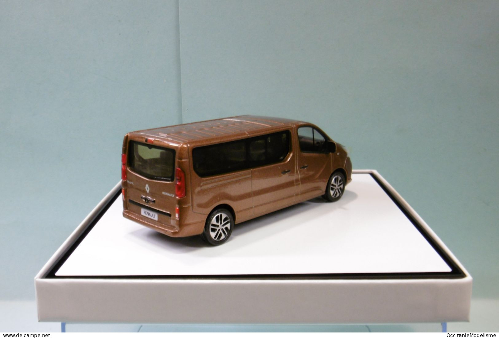 Norev - RENAULT TRAFIC III Combi 2018 Bronze Métallisé Réf. 77 11 785 155 BO 1/43 - Norev