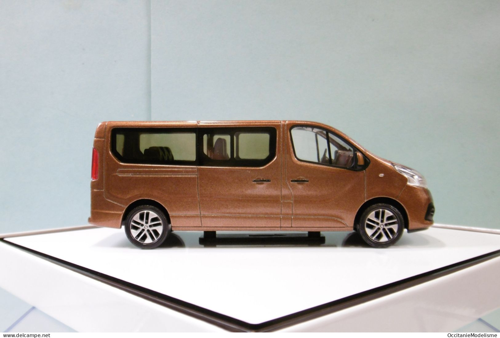 Norev - RENAULT TRAFIC III Combi 2018 Bronze Métallisé Réf. 77 11 785 155 BO 1/43 - Norev