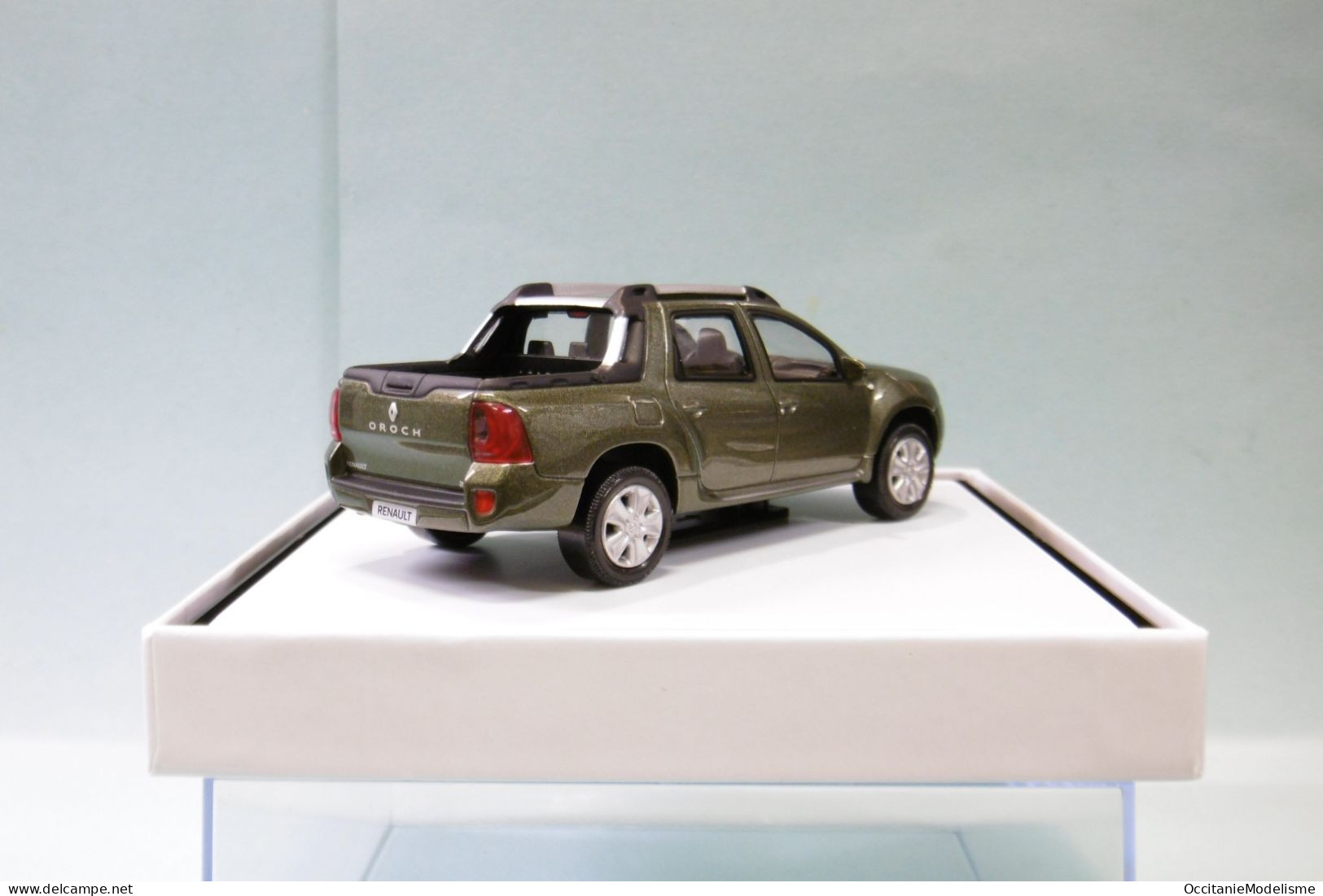 Norev - RENAULT DUSTER OROCH Pick-up 4X4 2015 Vert Olive Métallisé Réf. 77 11 780 361 BO 1/43 - Norev