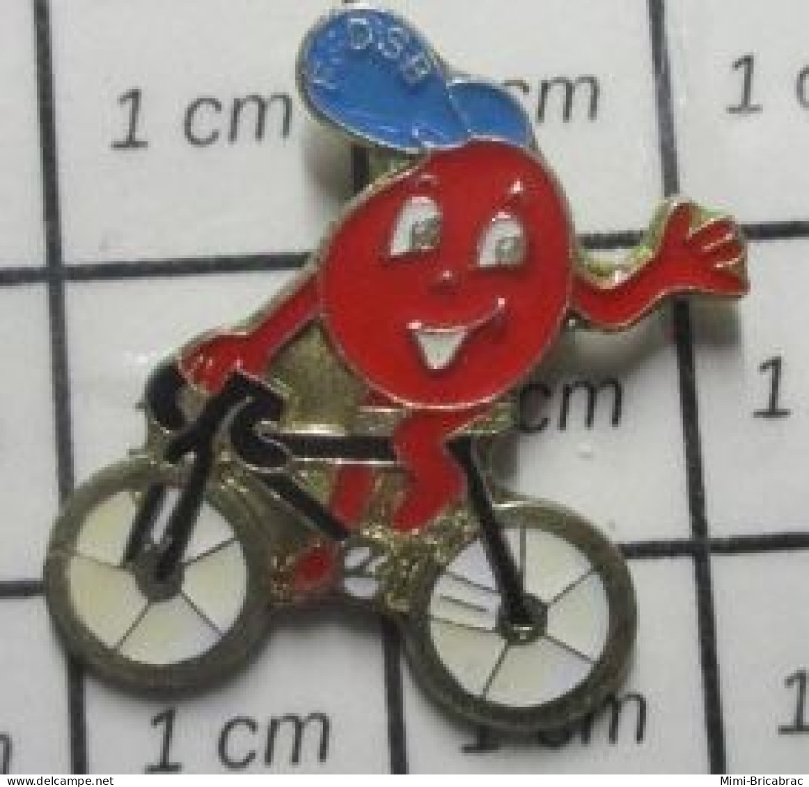 1819 Pin's Pins : BEAU ET RARE : MEDICAL / DON DU SANG FFDSB GOUTTE DE SANG SUR UN VELO - Geneeskunde