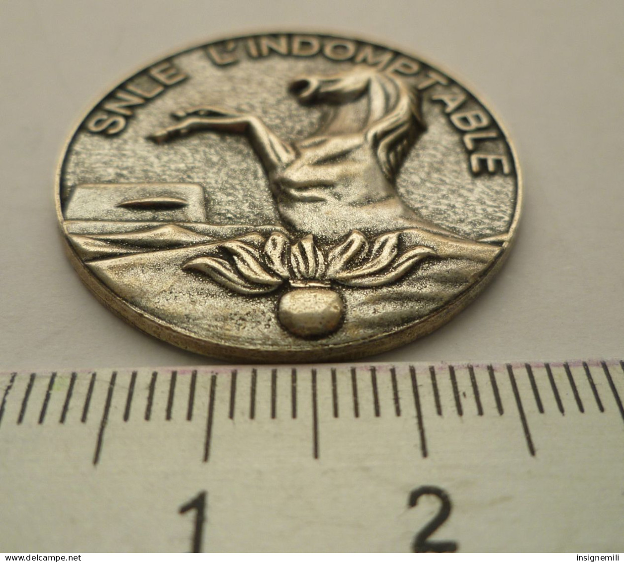 INSIGNE SNLE L' INDOMPTABLE, Sous-Marin Nucléaire Lanceur D' Engins  - Métal Léger 7 Grammes - Diamètre 3 Cm - Marine