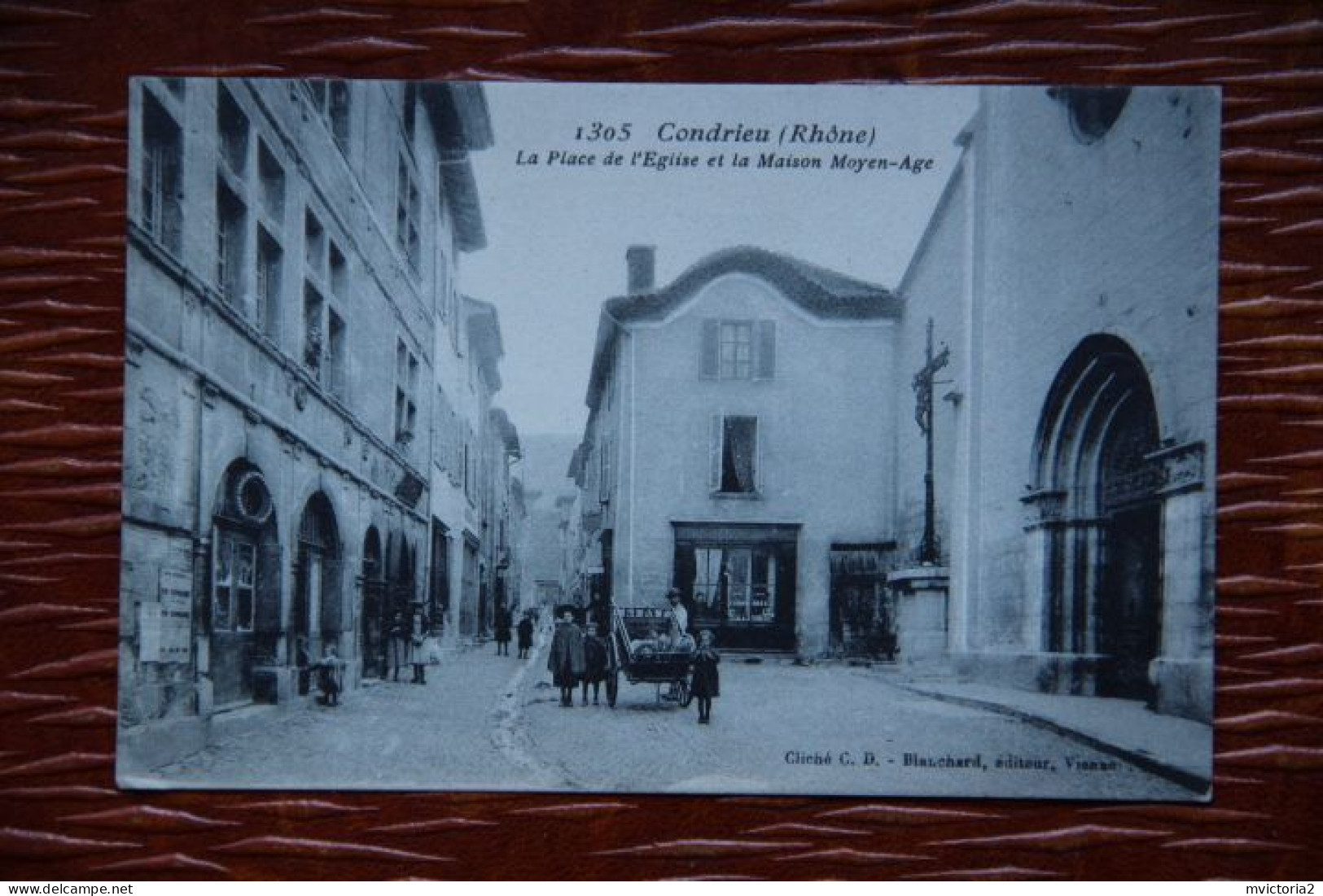 69 - CONDRIEU : La Place De L'EGLISE Et La Maison MOYEN AGE - Condrieu