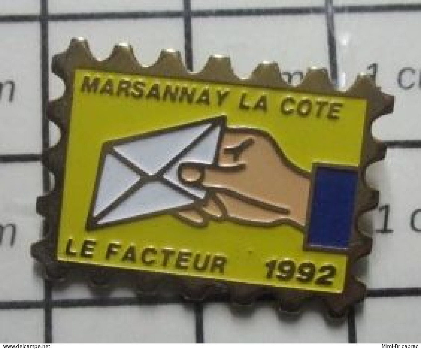 615A Pin's Pins / Beau Et Rare / POSTES / LA POSTE MARSANNAY LA COTE 1992 EN FORME DE TIMBRE - Correo