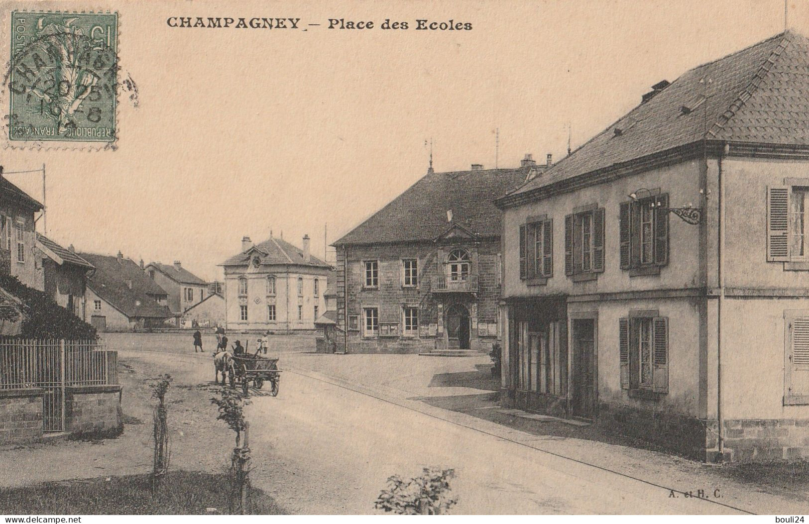 CHAMPAGNEY  EN HAUTE SAONE PLACE DES ECOLES  CPA  CIRCULEE - Champagney