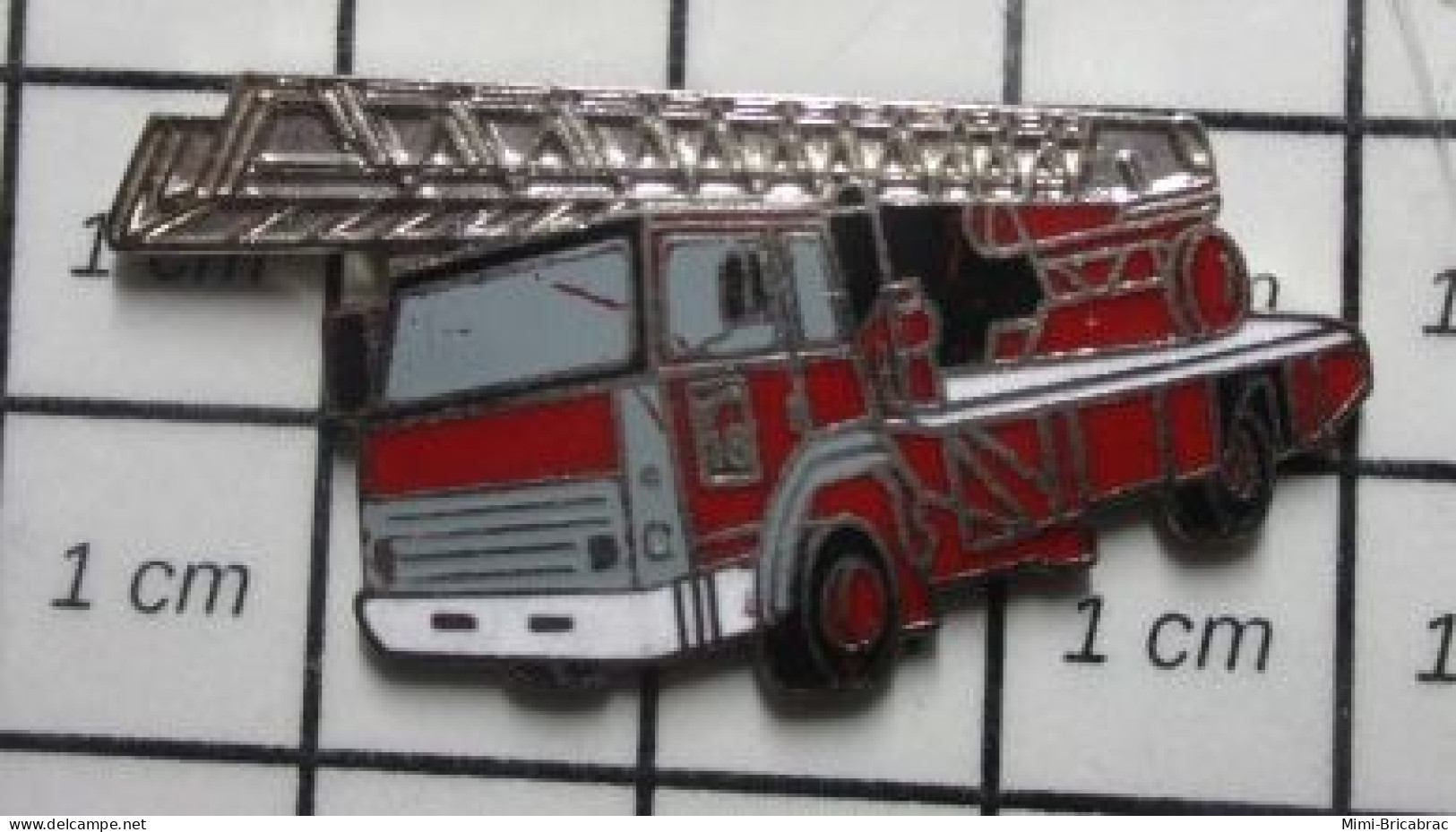 615B Pin's Pins / Beau Et Rare / POMPIERS / CAMION SAPEURS POMPIERS GRANDE ECHELLE - Pompiers