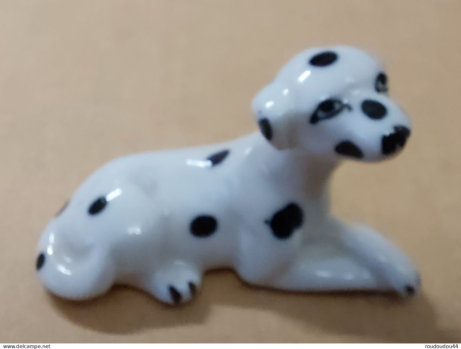 MINIATURE  ANIMAUX PORCELAINE - CHIEN DALMATIEN - L : 5,5cm - H : 4cm - Tiere