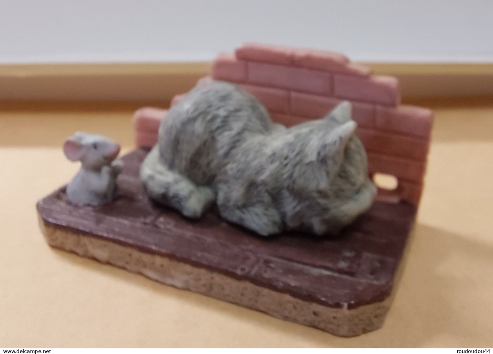 MINIATURE  ANIMAUX  - CHAT GUETTANT UNE SOURIS - L : 5,5cm - H : 3,5cm - Animals