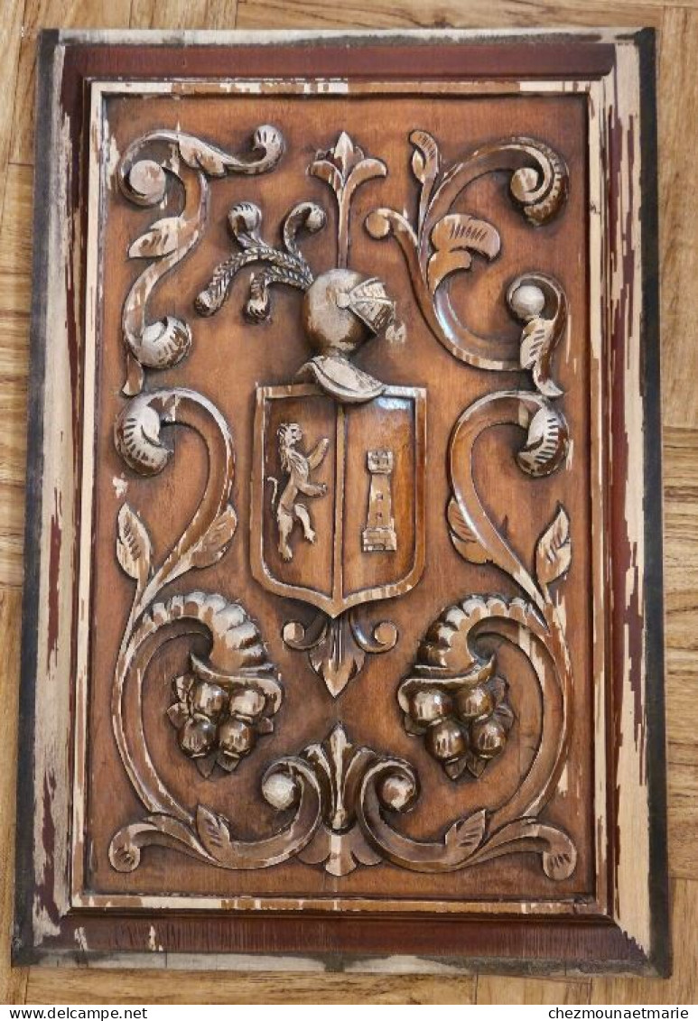 SCULPTURE BLASON ARMOIRIES LION TOUR HEAUME BOIS SCULPTE COLLEE SUR PLANCHE - Legni