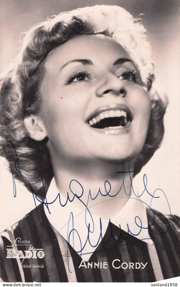 ANNIE CORDY-autographe Sur Carte Postale Semie Moderne Petit Format - Cantanti E Musicisti