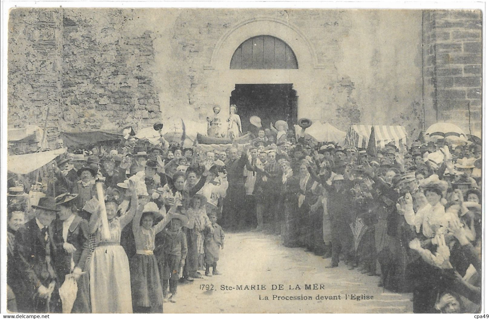 13     STE - MARIE -  DE  LA  MER  LA  PROCESSION  DEVANT  L' EGLISE  ( PETITE PLI  AU CENTRE ) - Saintes Maries De La Mer