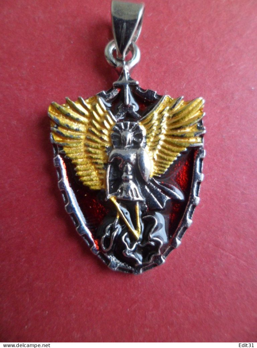 Pendentif Archange Saint Michel Terrassant Satan Représenté Par Un Dragon - Hangers