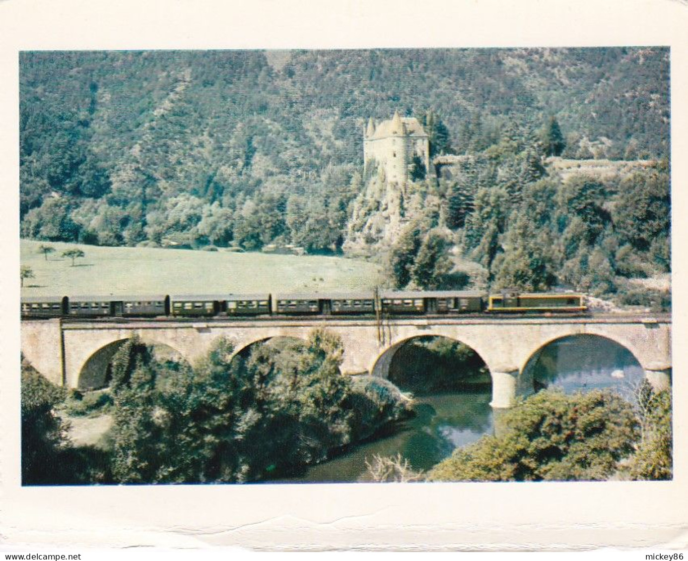 Train 2621  Passe Devant Le Chateau De Polignac  Entre Le Puy Et Saint Etienne  (pont) - Kunstwerken