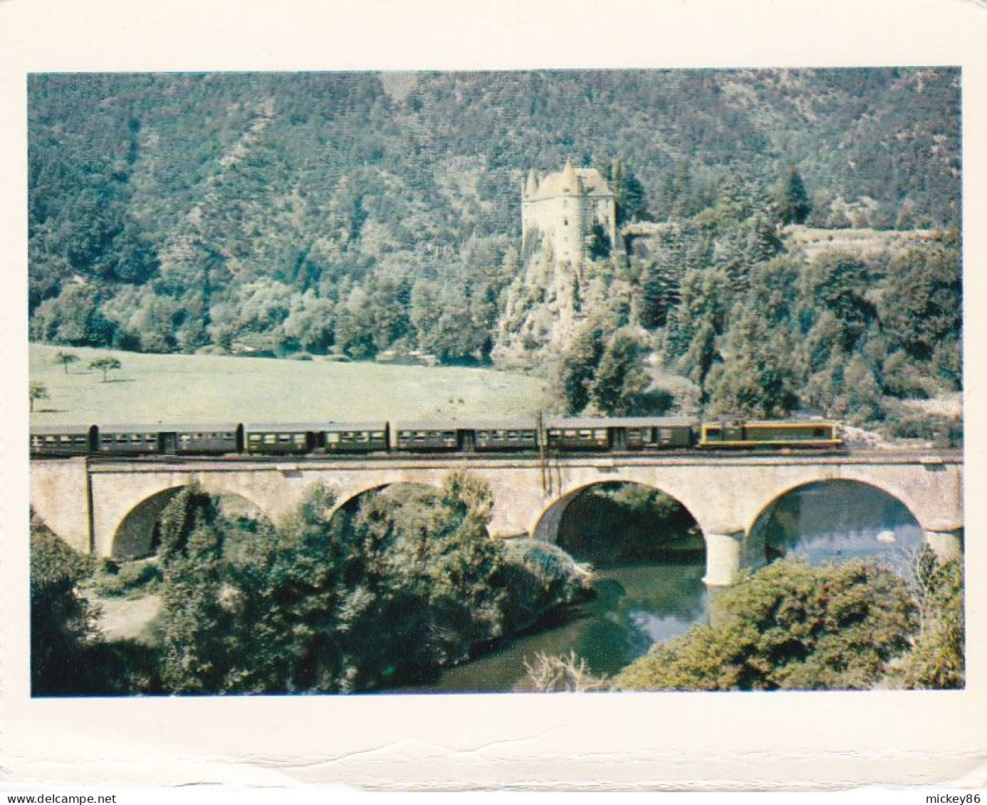 Train 2621  Passe Devant Le Chateau De Polignac  Entre Le Puy Et Saint Etienne  (pont) - Opere D'Arte