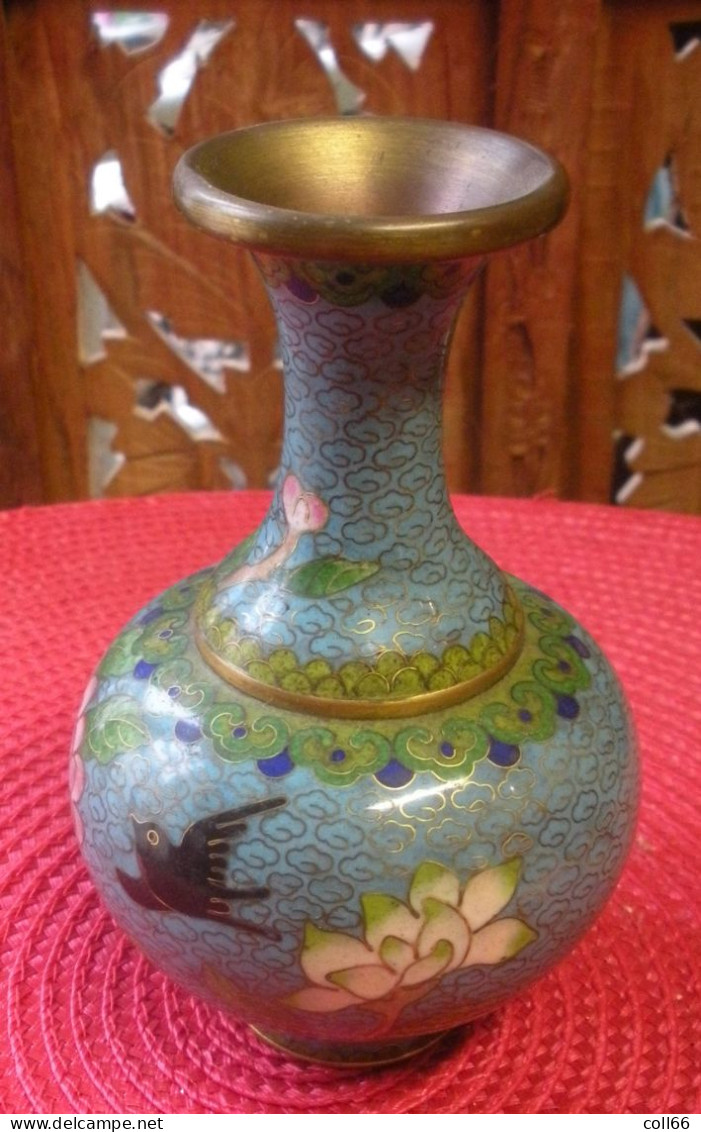 Ancien Vase Bronze Cloisonné Décor Floral Et Oiseau Noir Chine ? Asie ? Haut 12.5 Cm 221 G Diam Col 4.6cm Cul 4cm - Asian Art