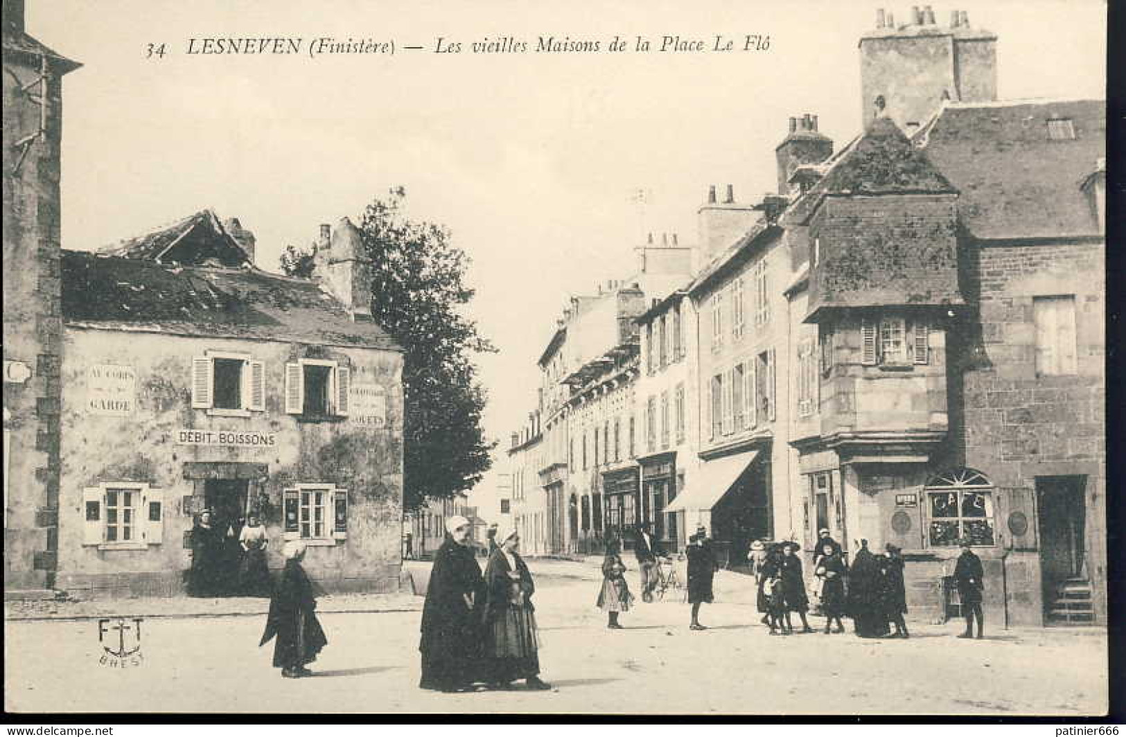 Lesneven Les Vieilles Maisons De La Place Le Flo - Lesneven